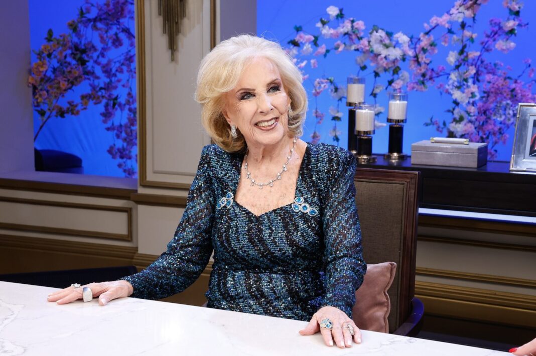Mirtha Legrand sonriendo en un estudio de televisión