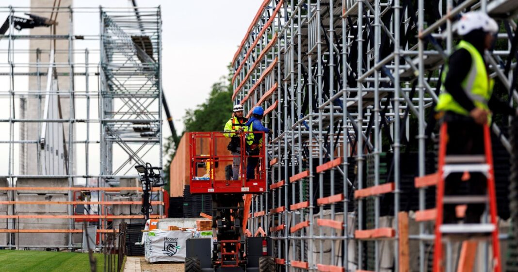Trabajador migrante con herramientas de construcción en Texas