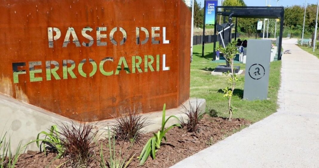 Vista del nuevo tramo del Paseo del Ferrocarril en Avellaneda, con bancos y áreas verdes