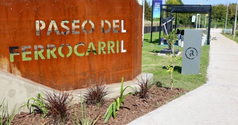 Vista del nuevo tramo del Paseo del Ferrocarril en Avellaneda, con bancos y áreas verdes