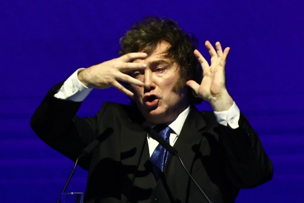 Javier Milei en el Congreso rodeado de ministros