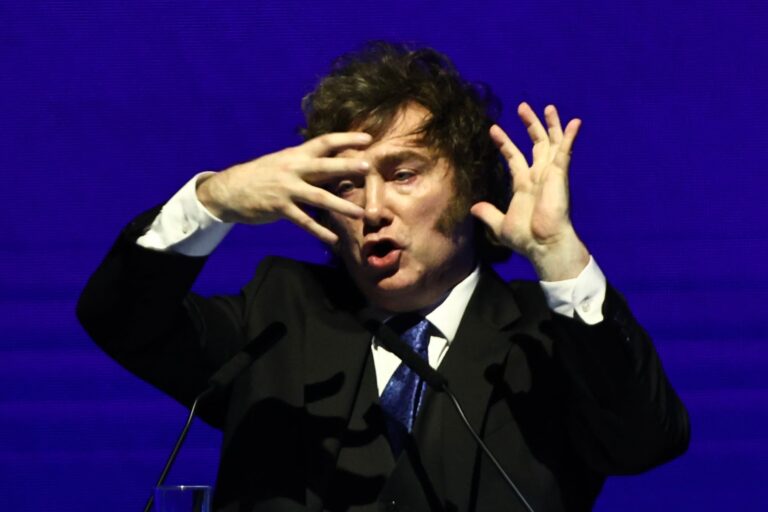 Javier Milei en el Congreso rodeado de ministros