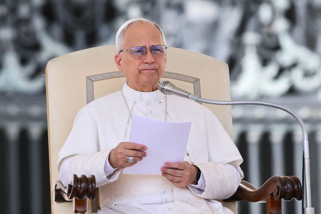 León XIV durante una audiencia en el Vaticano