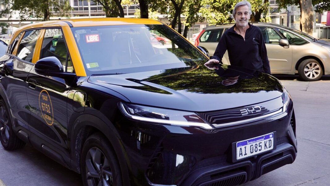 Taxista Gerardo Trillini junto a su auto eléctrico BYD Yuan Pro