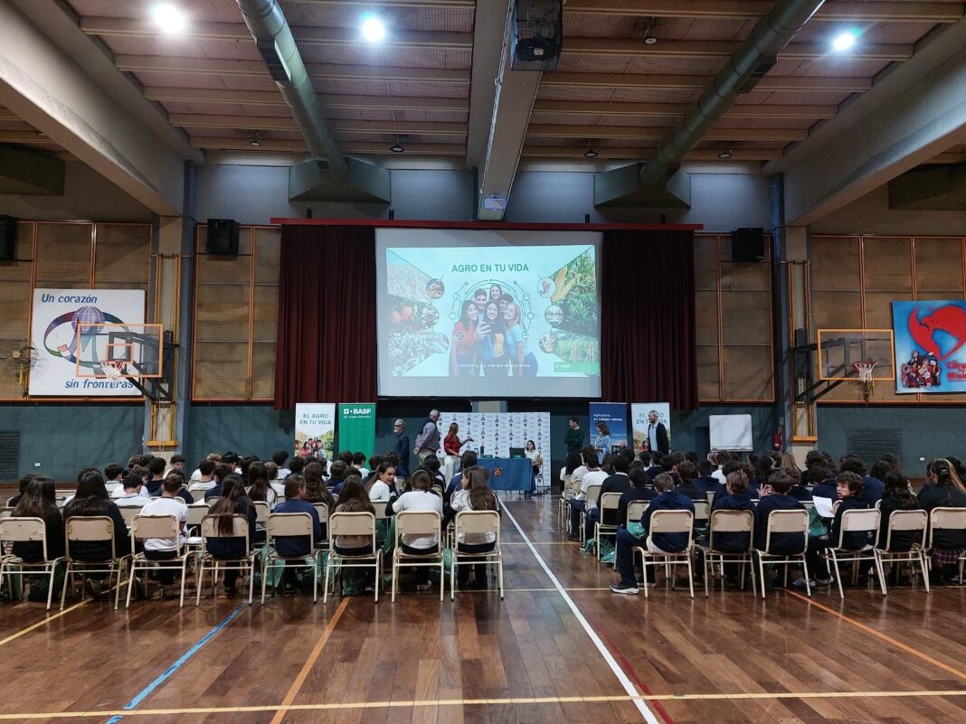 Estudiantes secundarios participando en una actividad del programa educativo El agro en tu vida