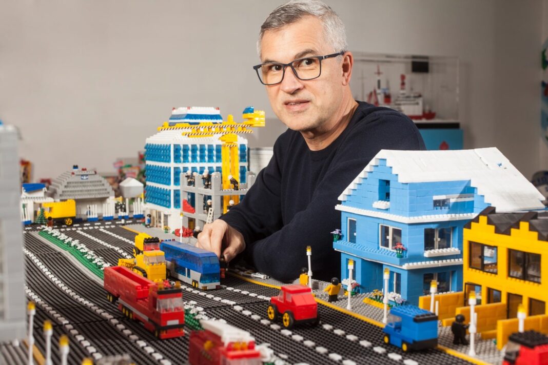 Juguetes Rasti de plástico, sets de construcción coloridos sobre fondo blanco
