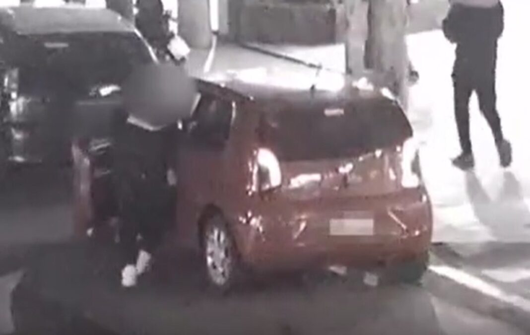 Automóvil Volkswagen Up de color rojo estacionado en una calle de Córdoba