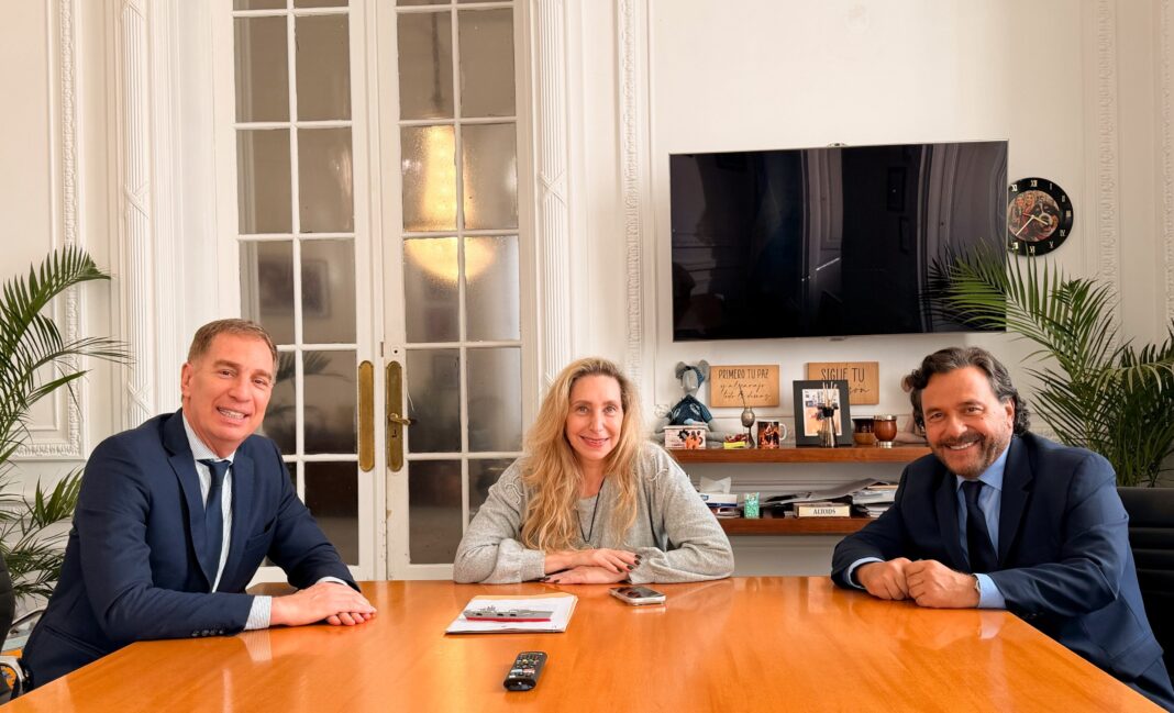 Gustavo Sáenz reunido con Karina Milei y Diego Santilli