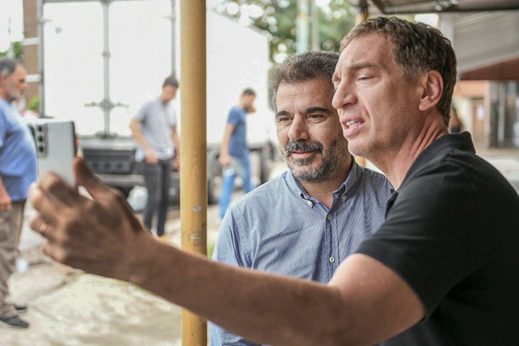 Diego Santilli en una reunión política