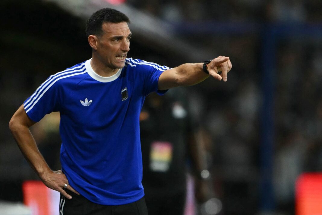 Lionel Scaloni con la camiseta de la selección argentina durante un partido