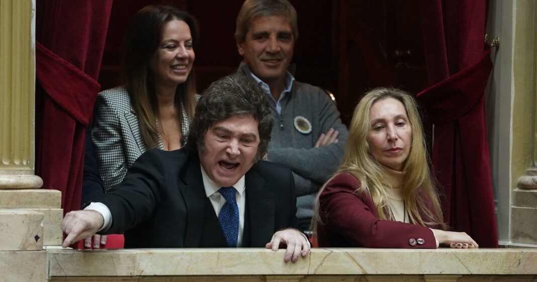 Manuel Adorni y Javier Milei en una reunión de Gabinete