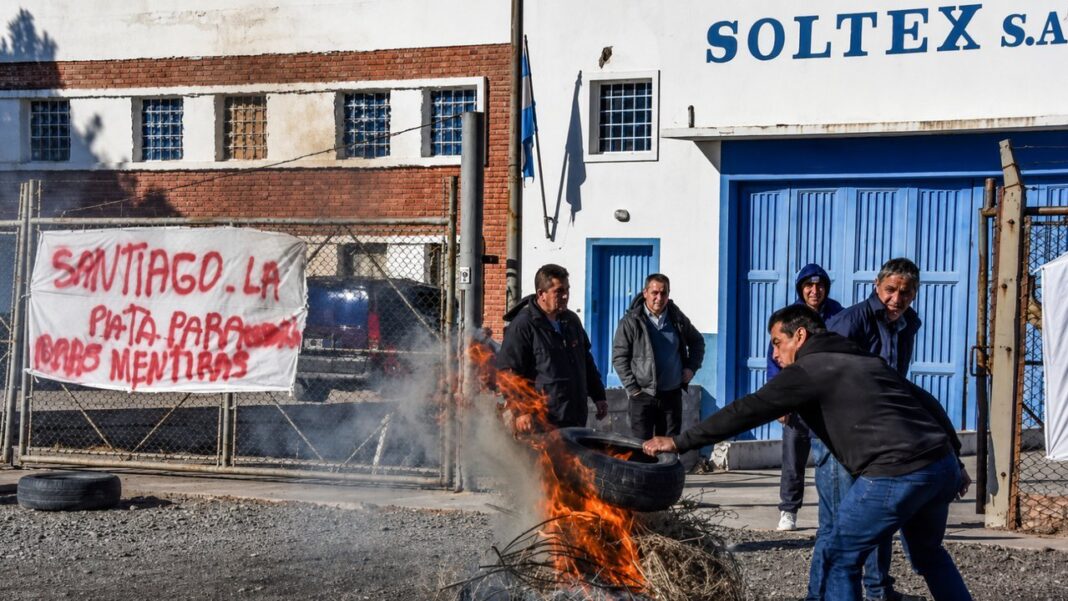 Protesta de trabajadores de Soltex en Trelew con quema de cubiertas