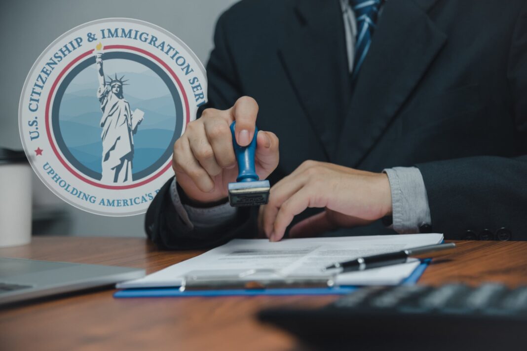 Sello del USCIS sobre documentos migratorios
