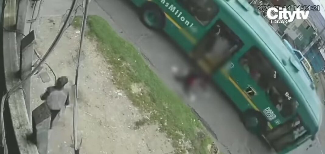 Captura de video de seguridad que muestra el momento de la caída de una menor de un alimentador de TransMilenio en Bogotá