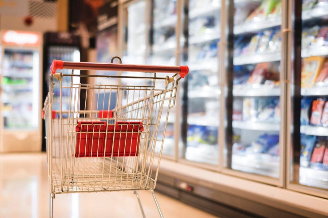 Fachada de tienda Walmart y Target con cartel de horarios en Memorial Day