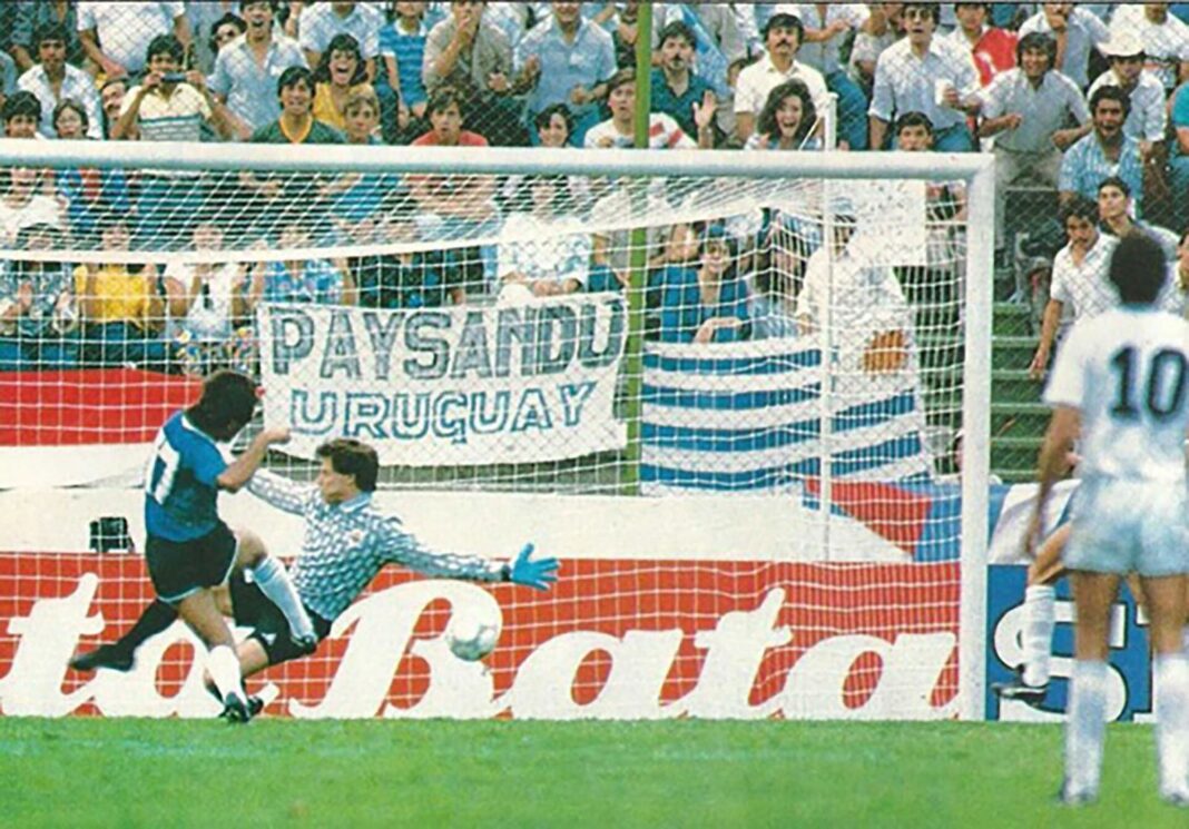 Jugadores argentinos celebrando el gol de Pedro Pasculli ante Uruguay en el Mundial México 1986