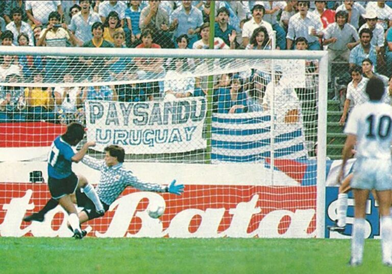 Jugadores argentinos celebrando el gol de Pedro Pasculli ante Uruguay en el Mundial México 1986