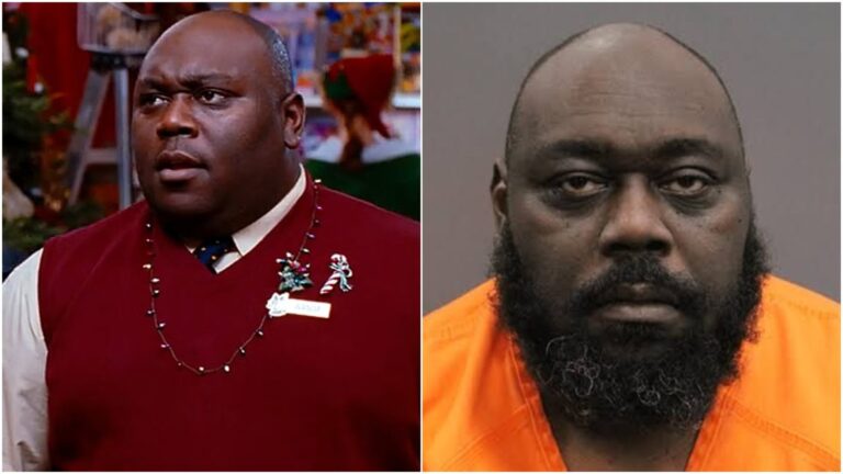 Faizon Love en silla de ruedas y enterizo rojo frente a un tribunal