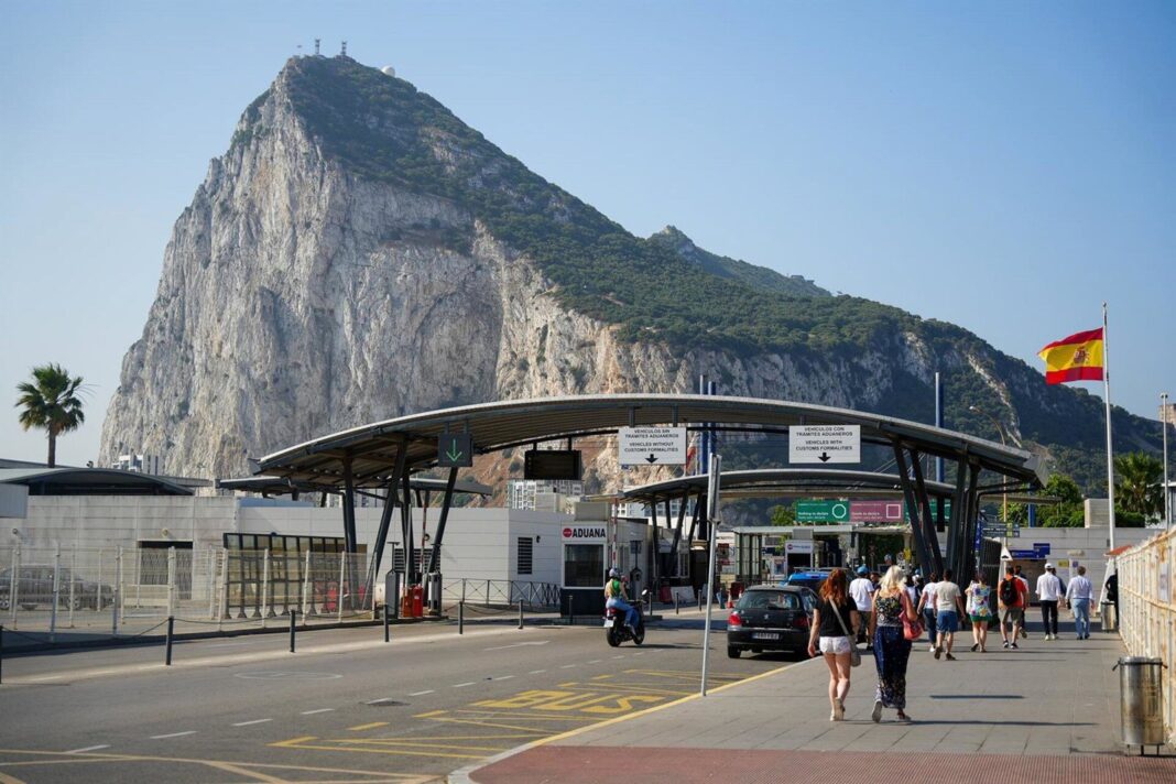 Fotografía del comisario europeo Maros Sefcovic, el ministro de Exteriores británico David Lammy, el ministro de Exteriores español José Manuel Albares y el ministro principal de Gibraltar Fabian Picardo durante el anuncio del acuerdo político sobre Gibraltar.