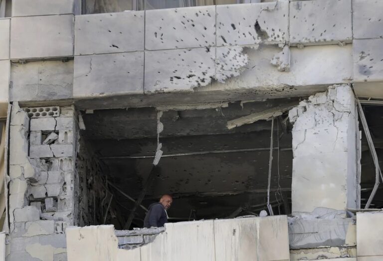Vista de daños en edificios de Beirut tras operaciones militares