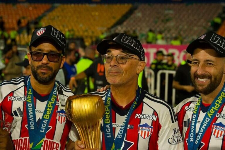 Alfredo Arias celebrando el título de la Liga BetPlay con Junior de Barranquilla