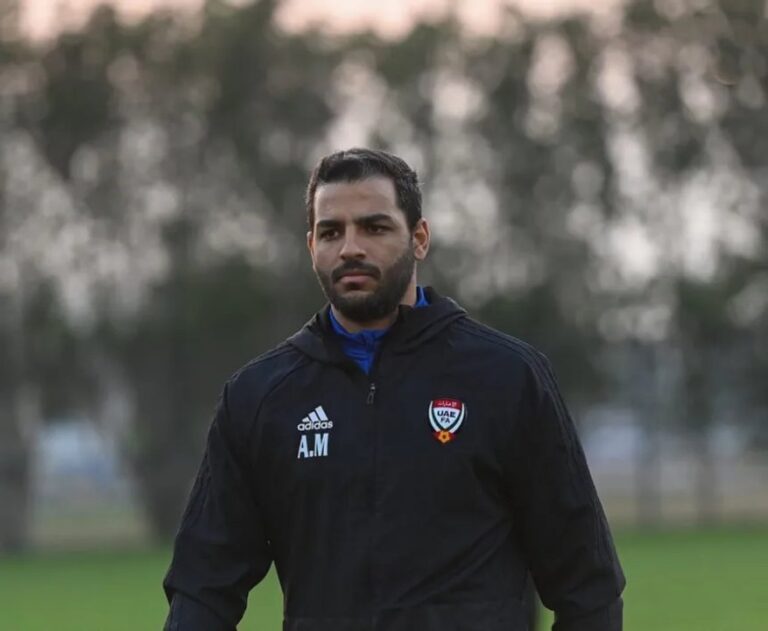 Amr Mokhtar en el campo de fútbol durante un partido de la Liga Profesional Saudí