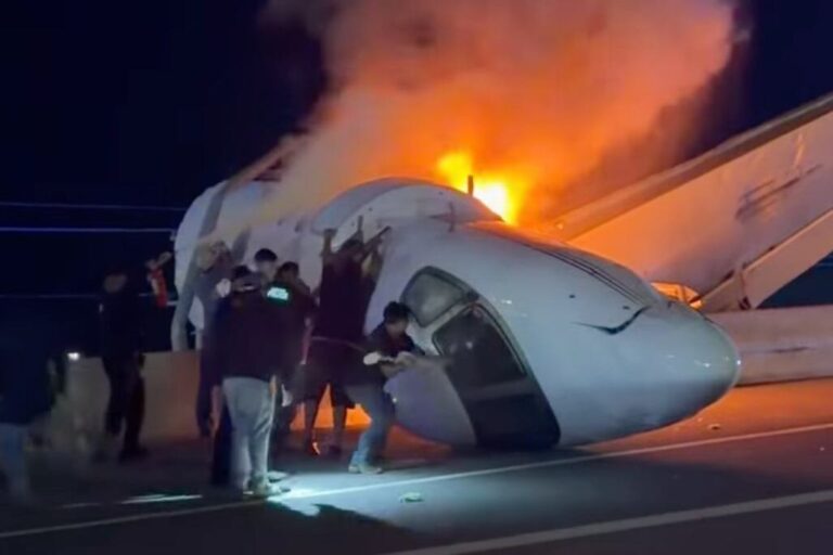Avioneta volcada de costado contra una barrera de autopista en Laredo, Texas, con rescatistas trabajando