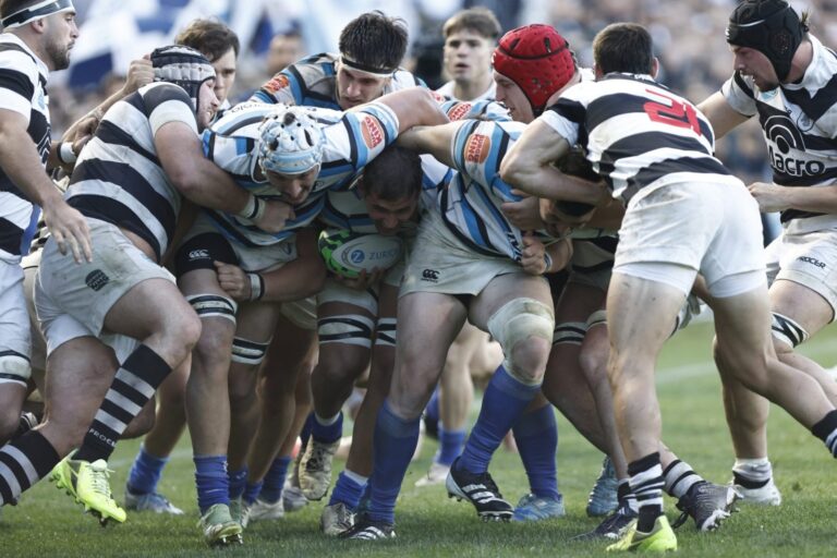 Jugadores de CASI y SIC durante un partido de rugby en La Catedral