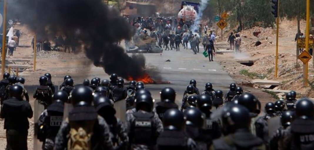 Dirigentes de la Central Obrera Boliviana en rueda de prensa