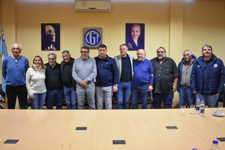 Dirigentes sindicales en reunión de CGT y CTA