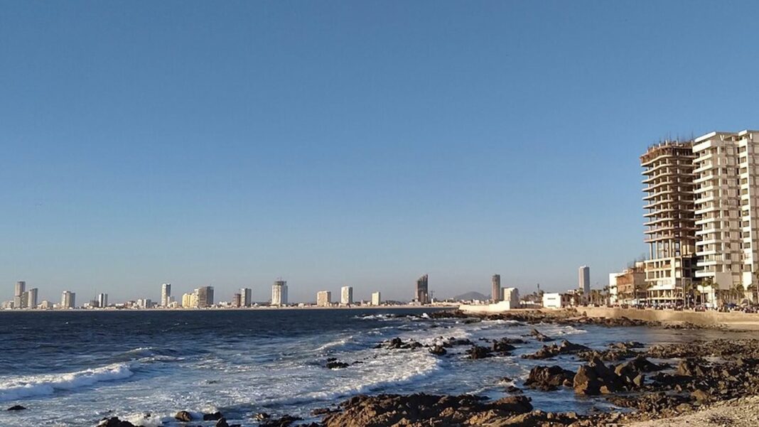 Vista de la playa de Mazatlán con cielo nublado