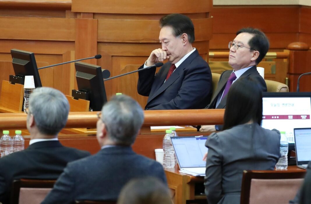 Fotografía del expresidente surcoreano Yoon Suk Yeol durante una audiencia judicial