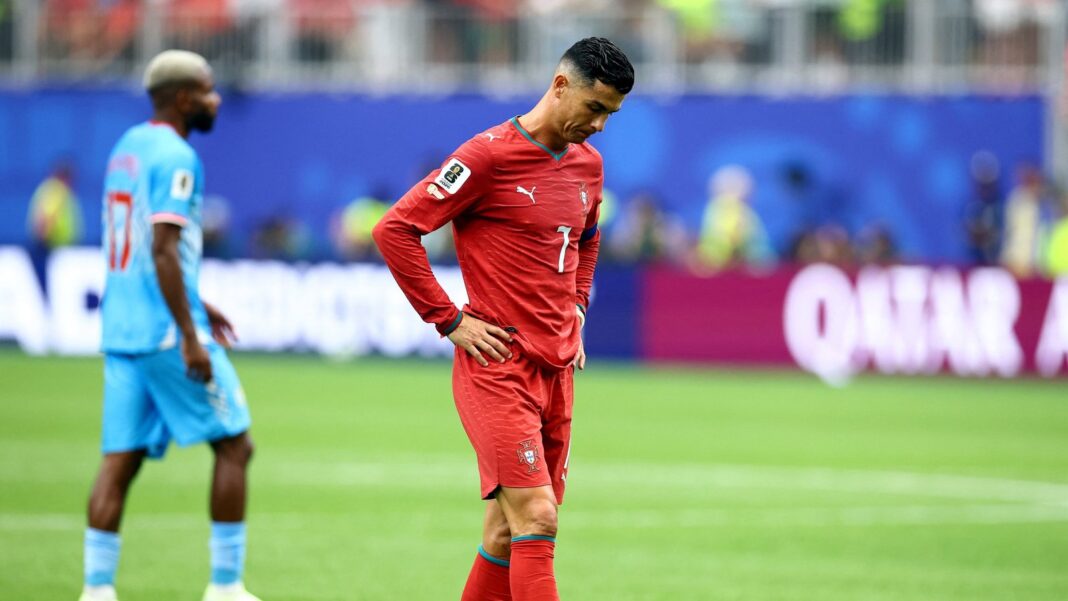 Cristiano Ronaldo señalando con los brazos levantados hacia el arquero Diogo Costa durante el partido Portugal vs RD Congo
