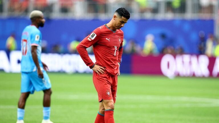 Cristiano Ronaldo señalando con los brazos levantados hacia el arquero Diogo Costa durante el partido Portugal vs RD Congo