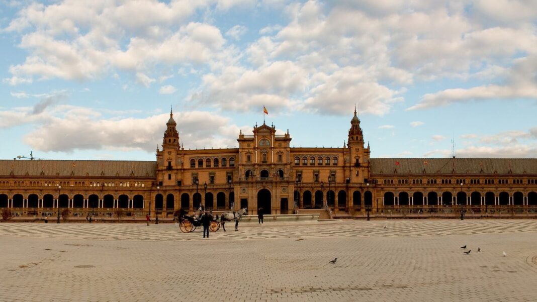 Vista panorámica de Sevilla con cielo despejado y la Giralda al fondo