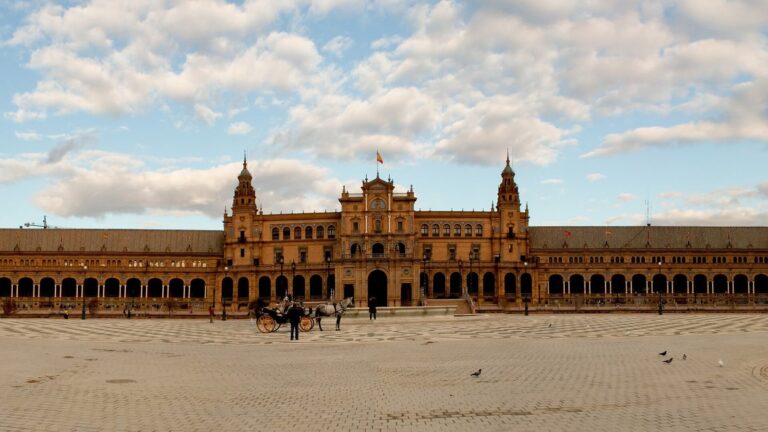 Vista panorámica de Sevilla con cielo despejado y la Giralda al fondo