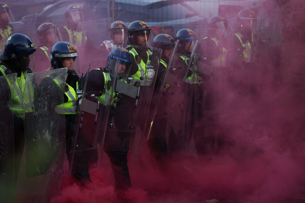 Manifestantes frente a comisaría en Southampton durante protesta por muerte de Henry Nowak