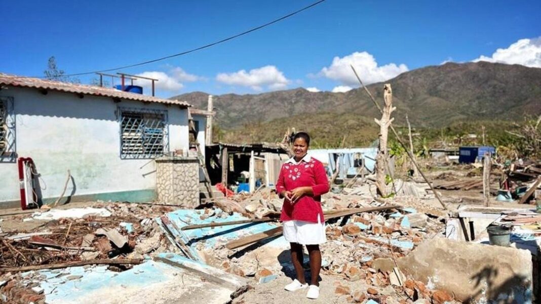 Paquete de ayuda humanitaria con arroz, frijoles y productos de higiene en Santiago de Cuba
