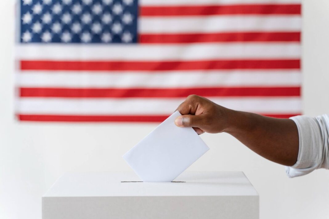Urna electoral con bandera de California