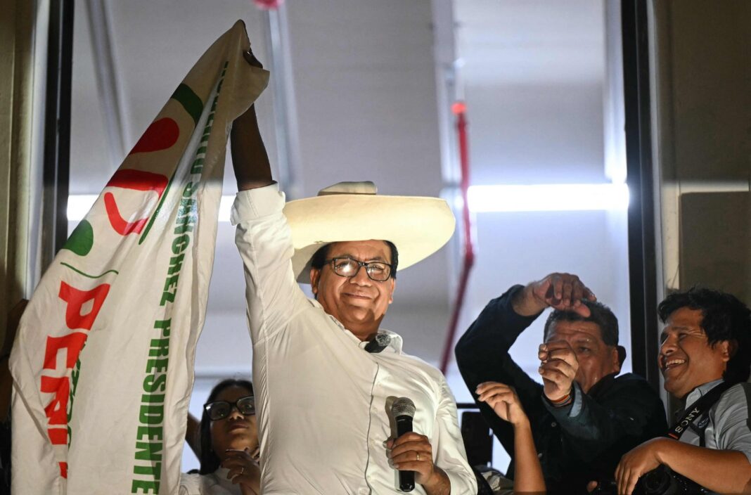 Roberto Sánchez y Keiko Fujimori en carteles electorales