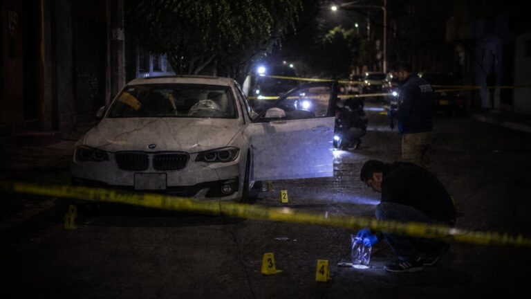 Automóvil BMW con placas RCN-262-E en la Calzada Zavaleta de Puebla tras el ataque