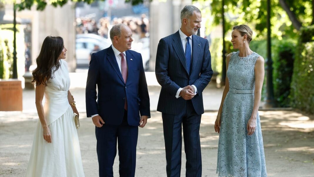 Los reyes Felipe VI y Letizia junto a los príncipes Alberto y Charlène de Mónaco en el Real Jardín Botánico de Madrid
