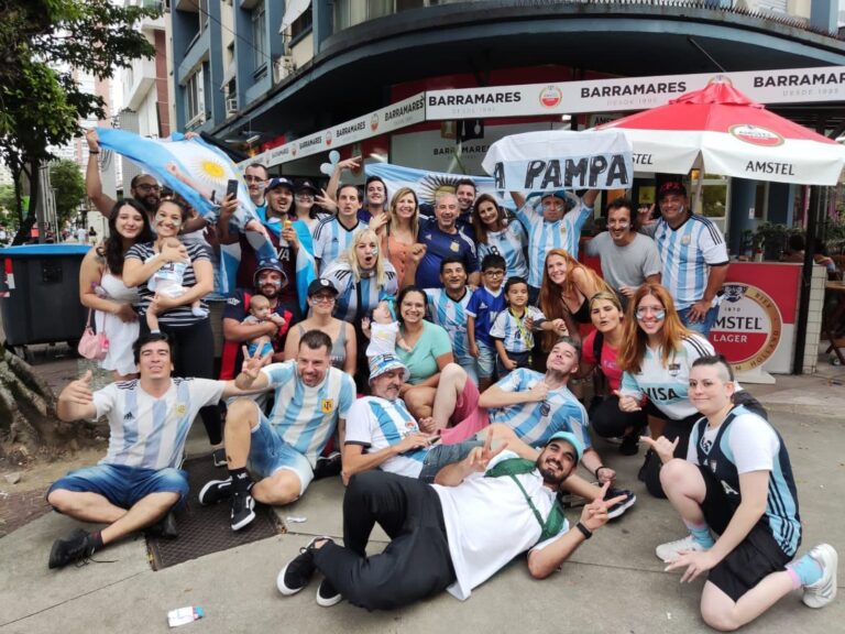 Hinchas brasileños con camisetas de la selección argentina