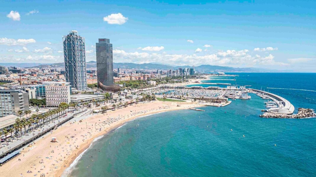 Vista de Barcelona con cielo despejado