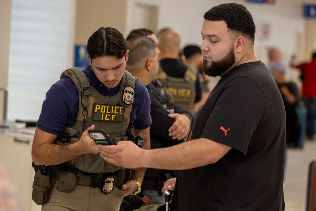 Agentes de ICE durante un operativo de seguridad
