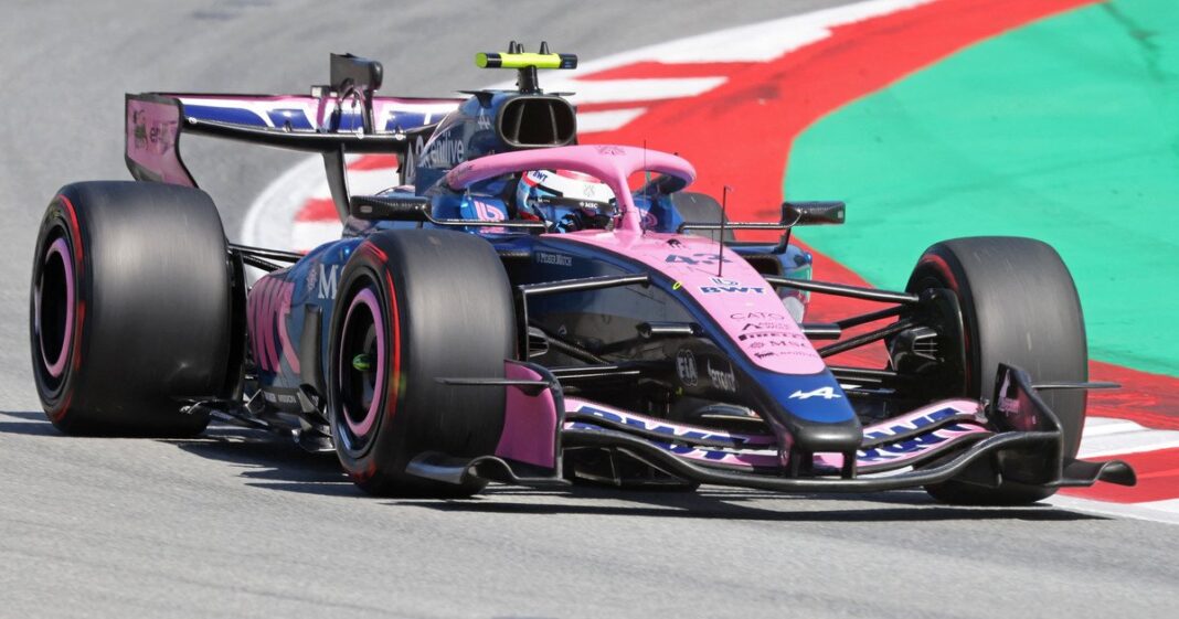Circuito de Barcelona-Cataluña en Montmeló con autos de Fórmula 1 en pista