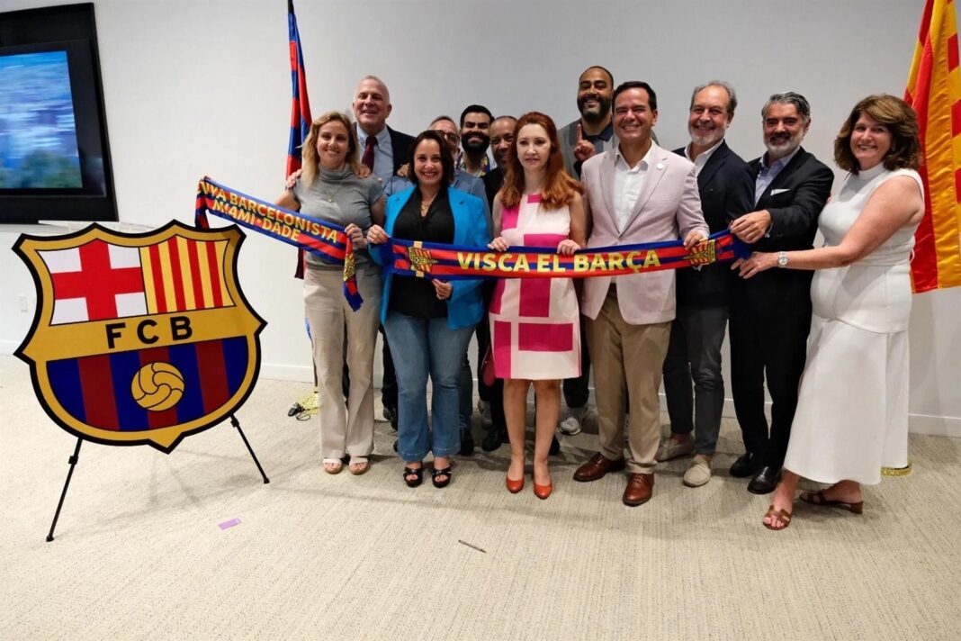 Interior de la nueva oficina del FC Barcelona en Miami, con el logotipo del club en la pared