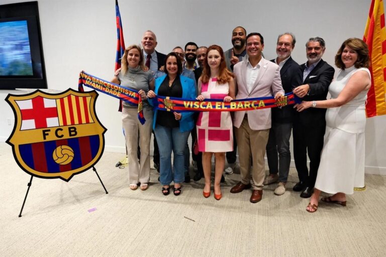 Interior de la nueva oficina del FC Barcelona en Miami, con el logotipo del club en la pared