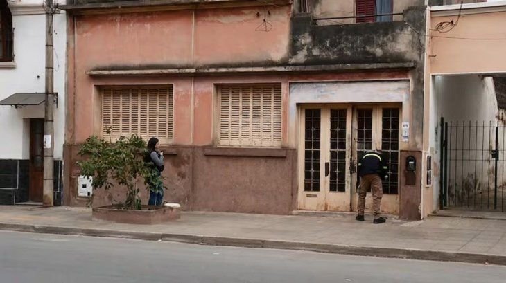 Imagen de cámara de seguridad que muestra a Claudio Barrelier y Soledad Andreani junto al Ford Ka negro