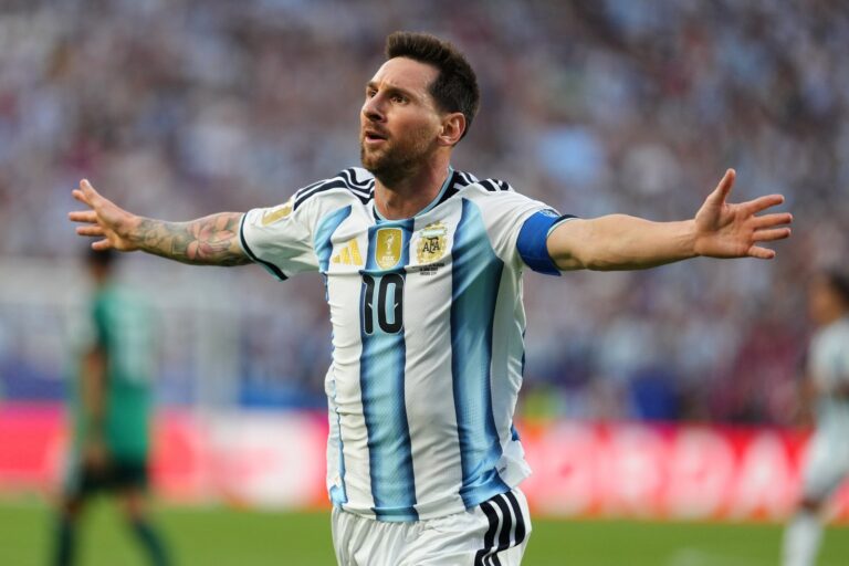 Aficionados argentinos celebrando un gol durante un partido de fútbol